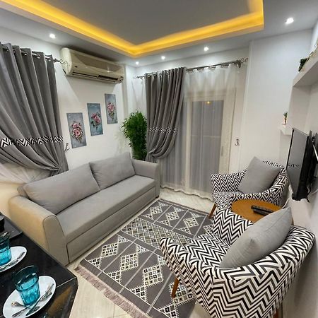 شقة في قلب القاهرة الجديدة تطل على شارع التسعين الشمالي ภายนอก รูปภาพ
